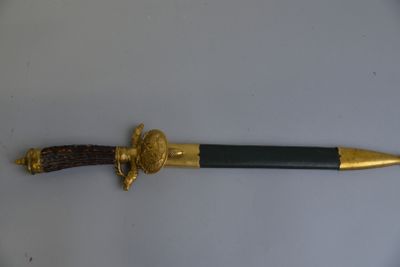 une épée dorée et noire sur un fond blanc