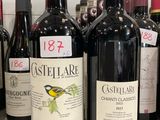 plusieurs bouteilles de vin sont alignées sur une étagère