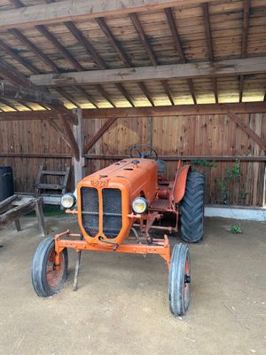 un tracteur garé dans un garage