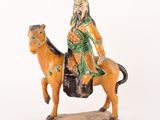 figurine représentant un homme à cheval sur fond blanc