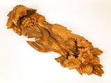 une sculpture en bois représentant un oiseau orné de fleurs