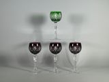 trois verres à vin posés les uns à côté des autres sur une table