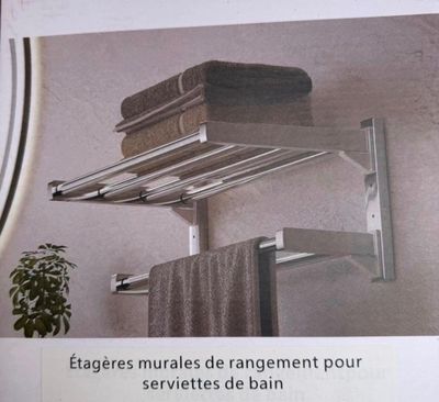 une photo d'une photo d'une salle de bains avec un porte-serviettes