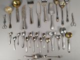 beaucoup de cuillères en argent et de cuillères sur la table