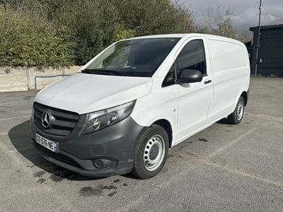 une camionnette blanche garée dans un parking