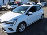 la photo d'une voiture blanche garée dans un parking