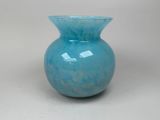 un vase bleu posé sur une table