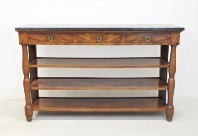 une vieille table en bois avec deux tiroirs et un plateau en marbre