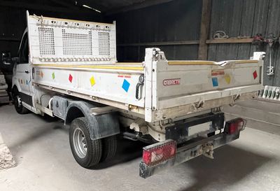 un camion garé dans un garage
