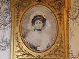 une photo d'une femme en robe de mariée dans un cadre doré
