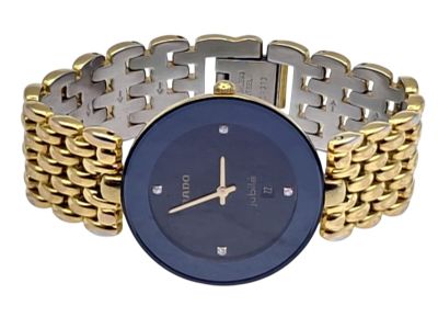 une image d'un gros plan d'une montre-bracelet sur un fond blanc