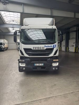 un camion blanc garé dans un garage
