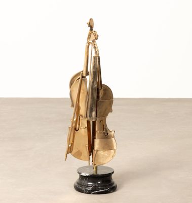 sculpture représentant un violon posé sur un chevalet, sur fond blanc