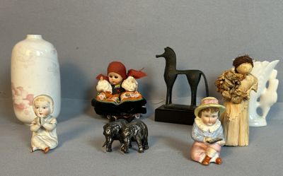 de nombreuses figurines posées sur une table