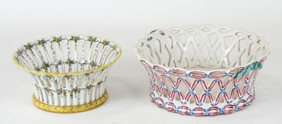 deux vases posés l'un à côté de l'autre sur une surface blanche