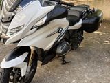 une moto blanche et noire garée sur un parking