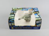 une petite maquette d'avion de chasse dans une boîte
