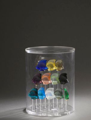 un gros plan sur un vase en verre contenant un bouquet de pierres colorées