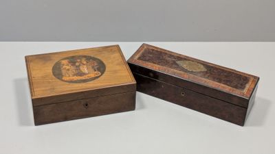 deux boîtes en bois posées l'une à côté de l'autre sur une table