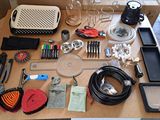 une table sur laquelle se trouvent de nombreux objets
