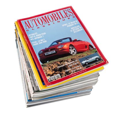 des magazines empilés les uns sur les autres sur une surface blanche