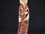 une figurine orientale représentant une femme vêtue d'un kimono
