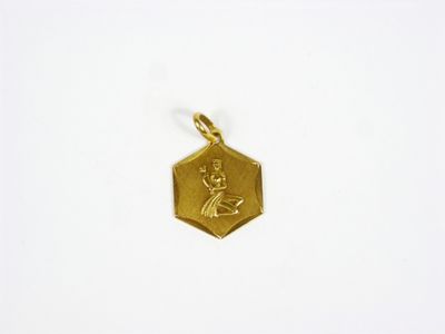 un pendentif plaqué or représentant une femme tenant une fleur