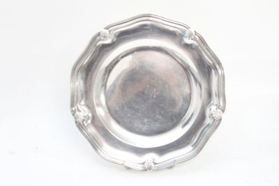 Plat rond en argent avec décor de coquille stylisée - Photo 1