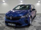 la voiture bleue est garée dans le garage sur un sol en damier