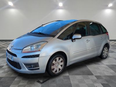 la photo d'une voiture argentée garée dans un garage