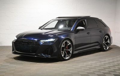 L'Audi RS4 est garée dans un garage dont le sol est recouvert d'un motif à damier.