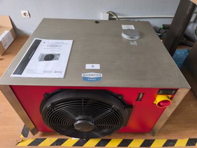 un boîtier métallique surmonté d'un ventilateur