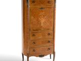 une photo d'une grande armoire en bois avec des tiroirs