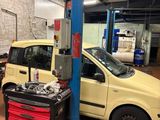 une voiture jaune garée dans un garage