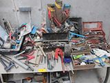 une table sur laquelle sont posés de nombreux outils, dans un garage