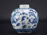 vase en porcelaine bleue et blanche orné d'un motif de dragon sur l'extérieur