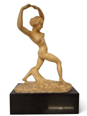 une image représentant une statue d'une femme tenant une raquette de tennis