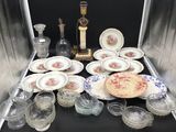 beaucoup d'assiettes et de verres sur la table