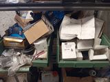 une pile de cartons et d'autres objets posés sur une table