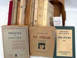 plusieurs livres sont empilés dans une boîte