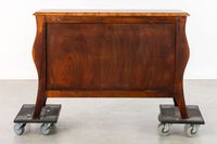 Une commode de style Régence, en acajou avec plateau en marb… (photo 5)