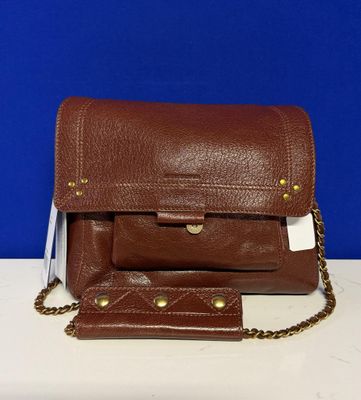 sac à main en cuir marron avec bandoulière en chaîne et portefeuille assorti