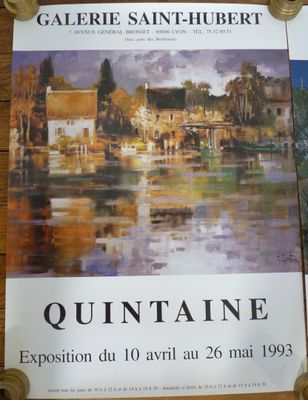 affiche représentant une peinture d'un village posée sur une table en bois