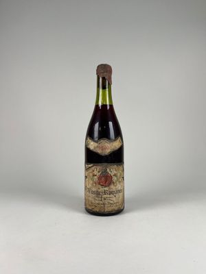 une bouteille de vin posée sur une table blanche