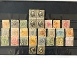 de nombreux timbres différents exposés dans une vitrine