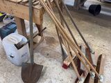 un grand nombre d'outils posés sur le sol
