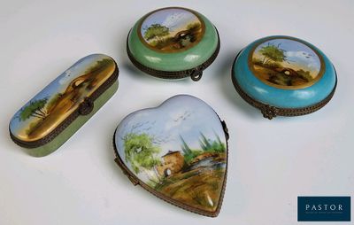 trois petites boîtes en forme de cœur, ornées de peintures, posées sur une table