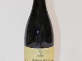 une bouteille de vin posée sur une table