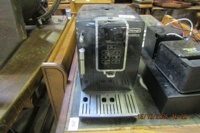 une photo d'une machine à café posée sur une table