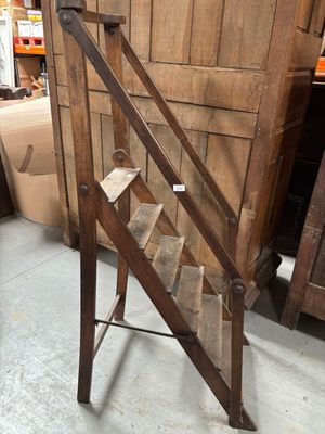 une échelle en bois appuyée contre un mur